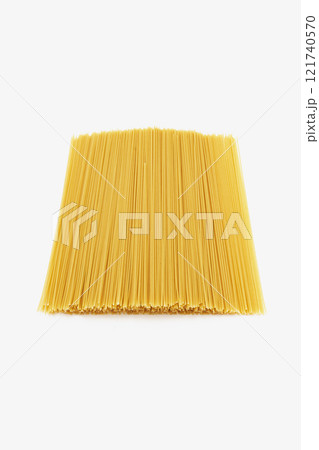 白バックに乾燥パスタ 121740570