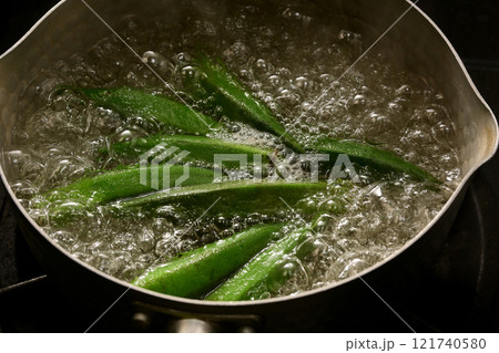 オクラを茹でている様子 121740580