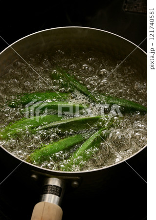 オクラを茹でている様子 121740581