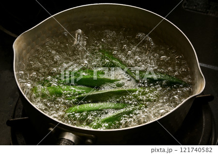 オクラを茹でている様子 121740582