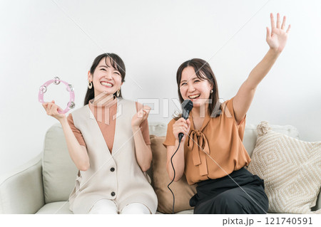 家でカラオケ・歌う若いアジア人女性 121740591