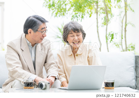 ビデオ通話で話すシニア夫婦　 121740632