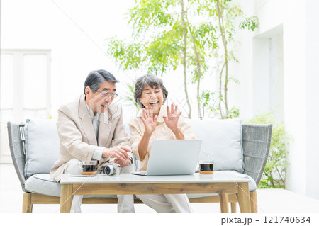 ビデオ通話で話すシニア夫婦 ビデオ通話で話すシニア夫婦 121740634