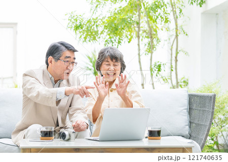 ビデオ通話で話すシニア夫婦　 121740635