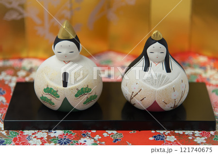ひな祭り　ひな人形に金屏風のイメージ 121740675