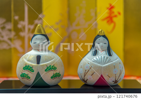 ひな祭り　ひな人形に金屏風のイメージ 121740676