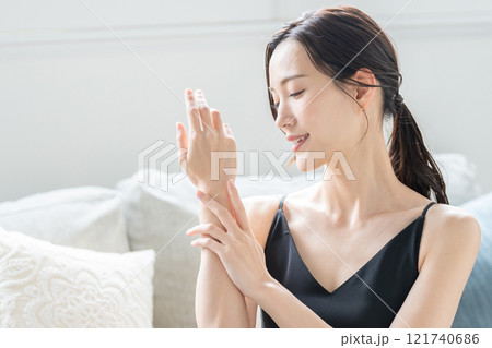 若い女性　ビューティーイメージ 121740686