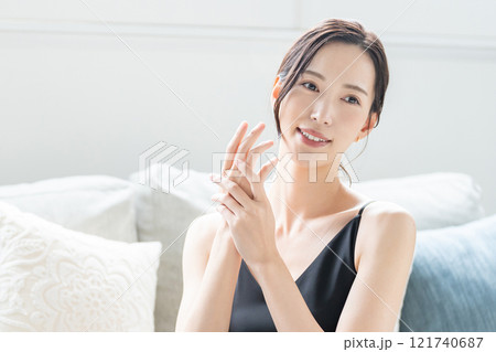 若い女性　ビューティーイメージ 121740687