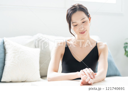 若い女性　ビューティーイメージ 121740691