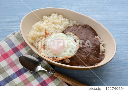 目玉焼きのせカレーライス 121740694