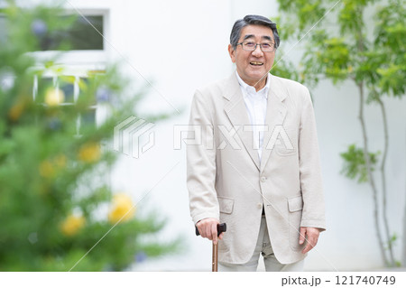 杖をついて歩くシニアの男性 121740749