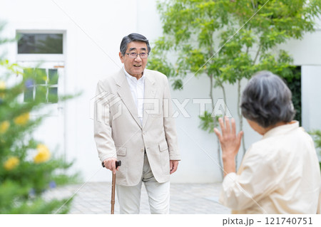 杖をついて歩くシニア夫婦 121740751