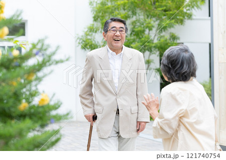 杖をついて歩くシニア夫婦 121740754