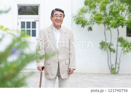 杖をついて歩くシニアの男性 121740756