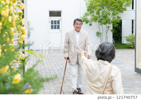 杖をついて歩くシニア夫婦 121740757