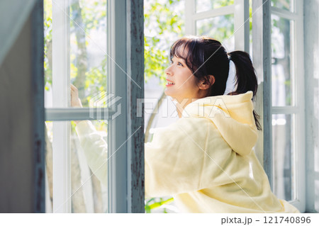 窓を開ける女性 窓を開ける女性 121740896