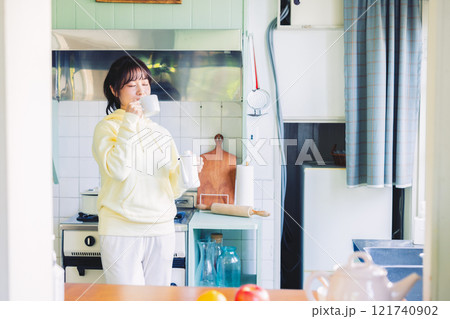 コーヒーを飲む女性 コーヒーを飲む女性 121740902