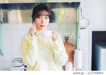 スープを飲む女性 121740903
