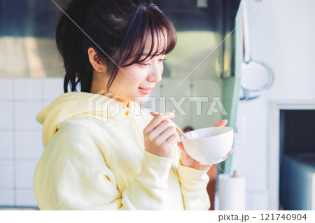 スープを飲む女性 121740904