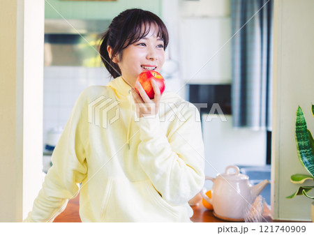 りんごを食べる女性 りんごを食べる女性 121740909