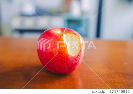 かじったリンゴ かじったリンゴ 121740916
