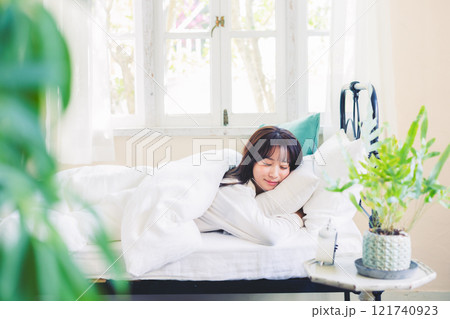 ベッドで眠る女性 ベッドで眠る女性 121740923