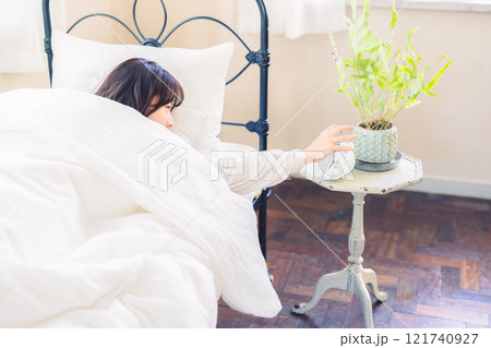 目覚ましを止める女性 目覚ましを止める女性 121740927