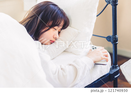 朝起きれない女性 121740930