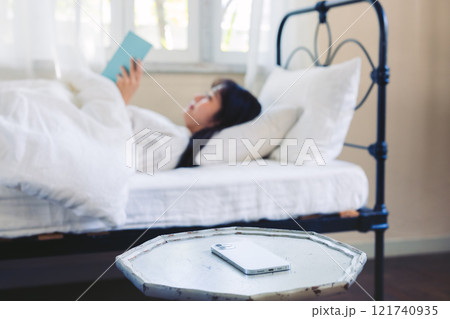 ベッドで本を読む女性　デジタルデトックス 121740935