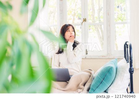 あくびをする女性 121740940