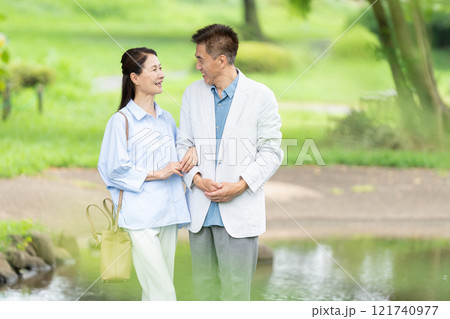 旅行をするシニア夫婦 旅行をするシニア夫婦 121740977