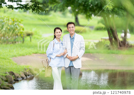 旅行をするシニア夫婦 121740978