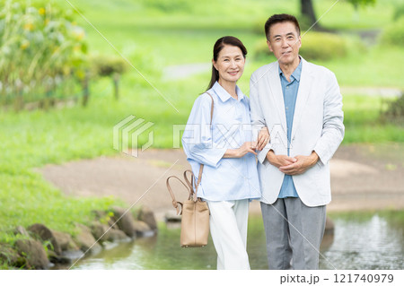 旅行をするシニア夫婦 旅行をするシニア夫婦 121740979