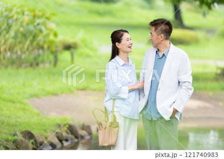 散歩するシニア夫婦 散歩するシニア夫婦 121740983