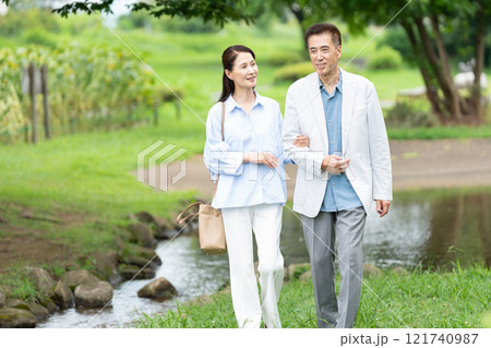 散歩するシニア夫婦 121740987