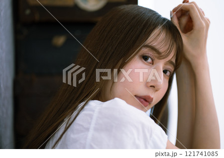 黒髪ロングヘアの若い女性 黒髪ロングヘアの若い女性 121741085