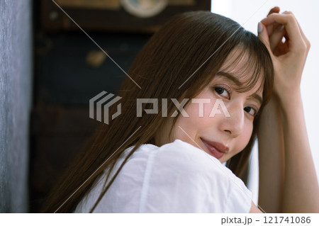 黒髪ロングヘアの若い女性 121741086