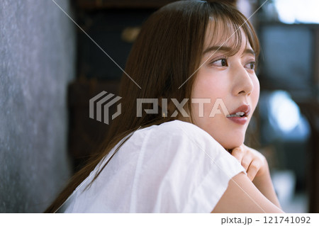 黒髪ロングヘアの若い女性 黒髪ロングヘアの若い女性 121741092