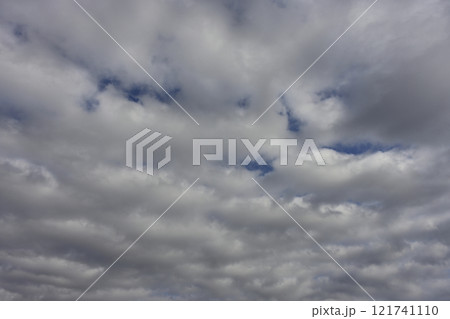 雲の間からのぞむ青い空 121741110