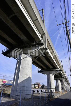 上越・北陸新幹線の高架橋 丸い橋脚 縦位置写真 上越・北陸新幹線の高架橋 丸い橋脚 縦位置写真 121741111