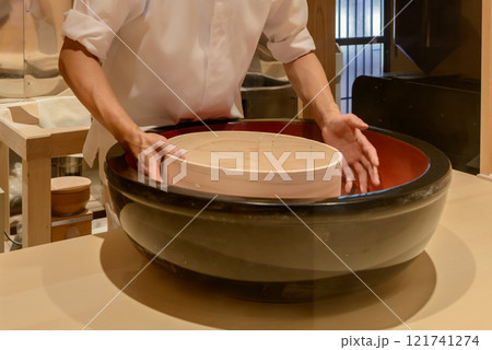 蕎麦打ち、蕎麦粉をふるいにかける蕎麦職人 121741274