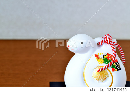 年賀素材　巳年　干支の土鈴 121741453