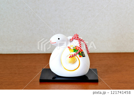 年賀素材　巳年　干支の土鈴 121741458