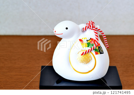 年賀素材　巳年　干支の土鈴 121741495