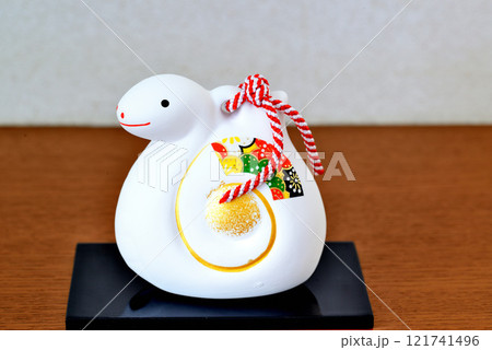 年賀素材　巳年　干支の土鈴 121741496