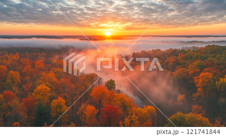霧のかかった丘と燃えるような秋の木々が広がる雄大な川の渓谷 121741844