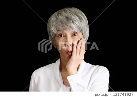 キョトンとしたシニア女性 121741927