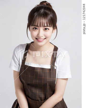 エプロンを着た女性 121742044