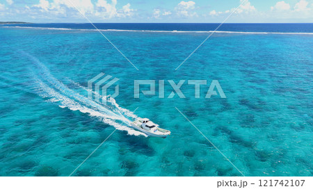 宮古島の海を進む船(沖縄・宮古島・来間大橋) 宮古島の海を進む船(沖縄・宮古島・来間大橋) 121742107