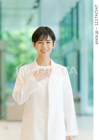 白衣の若い女性 121742547